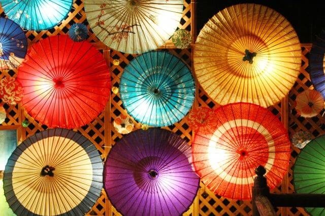 色とりどりのたくさんの和傘