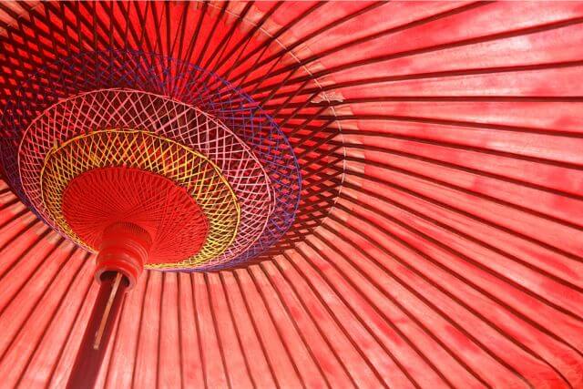 赤い色の和傘