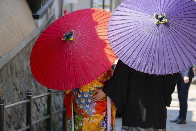 赤と紫の和傘