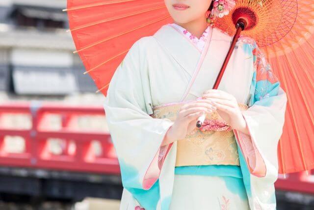 和傘を開いている女性